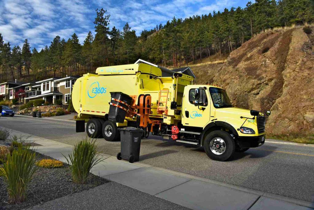 E360S Garbage Truck Lifting Curb Garbage